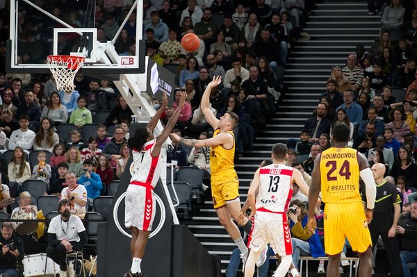 Jouer en tant qu'ailier en basket